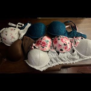 6 bras Victoria’s Secret worn a few times